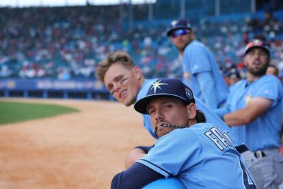 Los jugadores del Tampa Bay Rays observan el partido.