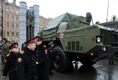 Un grupo de cadetes junto a sistemas antimisiles S-300 en una exhibici&oacute;n militar en San Petesburgo hoy.