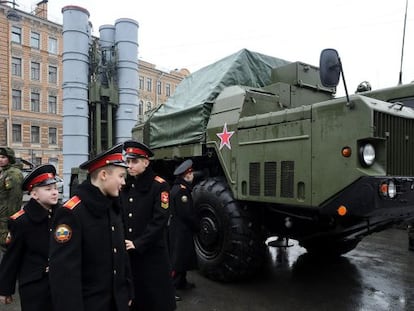 Grupo de cadetes junto a sistema antimísseis S-300 durante exibição militar em São Petersburgo nesta segunda-feira.