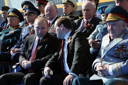 El presidente ruso, Vladimír Putin, y el primer ministro, Dmitry Medvédev (2d), asisten al tradicional desfile militar en la Plaza Roja.