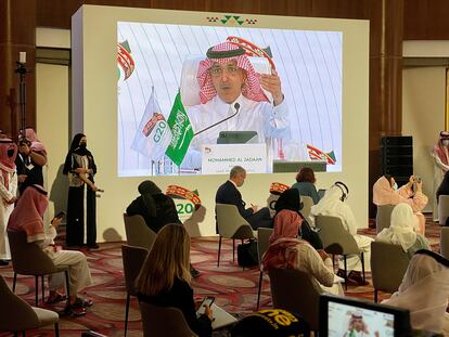 El ministro de Finanzas de Arabia Saudí, Mohammed al-Jadaan, interviene durante la cumbre, este domingo.