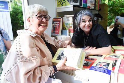 La escritora británica Caitlin Moran firma ejemplares de su libro ‘¿Y los hombres qué?’ en la feria del libro de Madrid 2025, el 6 de junio de 2025.