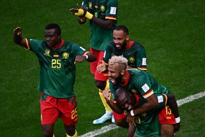 Eric Maxim Choupo-Moting, tras marcar el tercer gol de camerún, celebra el tanto junto a sus compañeros.