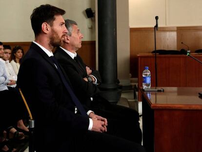 Messi y su padre, Jorge Horacio, durante el juicio en Barcelona.