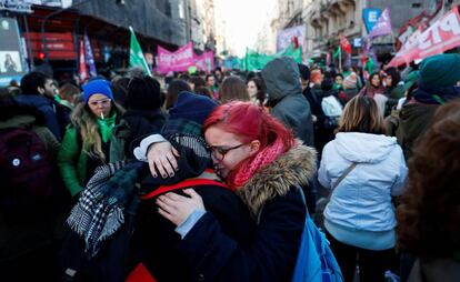 Miles de personas festejan la aprobación de la despenalización del aborto en Argentina.