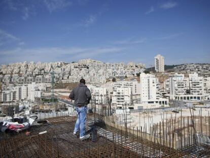 Un hombre trabaja en un edificio de apartamentos en construcci&oacute;n en el asentamiento jud&iacute;o de Har Homa, en Cisjordania, el pasado octubre. 