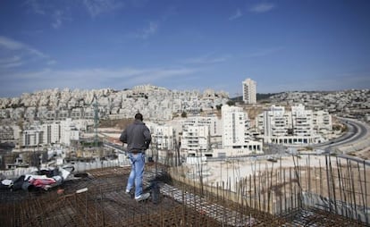 Un hombre trabaja en un edificio de apartamentos en construcción en el asentamiento judío de Har Homa, en Cisjordania, el pasado octubre.