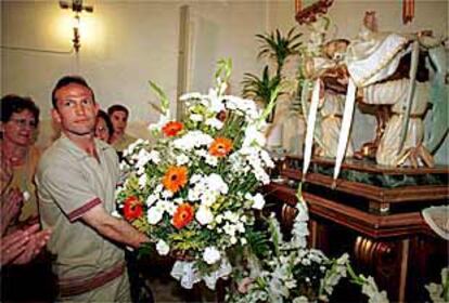 Cisco, del Polideportivo Ejido, ayer, en la ofrenda floral celebrada tras el ascenso a Segunda Divisin.