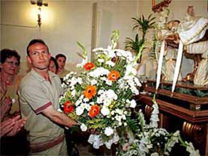 Cisco, del Polideportivo Ejido, ayer, en la ofrenda floral celebrada tras el ascenso a Segunda División.
