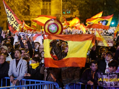 Protesta contra la amnistía frente a la sede del PSOE en la madrileña calle de Ferraz, en noviembre.