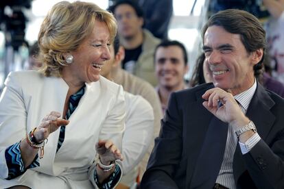 

El expresidente del Gobierno, José María Aznar, junto a la presidenta de la Comunidad de Madrid, Esperanza Aguirre participan en Torrejón de Ardoz en el acto de conmemoración del 10º aniversario de la supresión del servicio militar obligatorio en España

