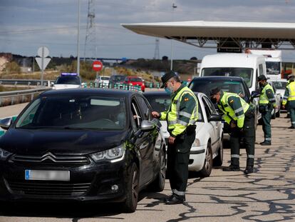 Control policial instalado en la R-5, en Madrid, para vigilar la circulación de vehículos en los puentes festivos de San José y Semana Santa.