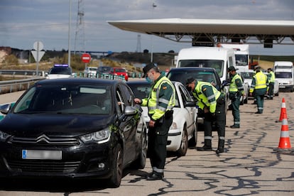 Control policial instalado en la R-5, en Madrid, para vigilar la circulación de vehículos en los puentes festivos de San José y Semana Santa, este jueves.