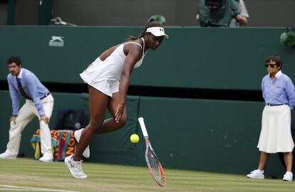 Sloane Stephens, de los estados unidos deja escapar su raqueta durante el partido contra la rusa Svetlana Kuznetsova en Wimbledon, Inglaterra.