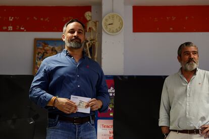 El líder de Vox, Santiago Abascal, ejerce su derecho al voto en las elecciones europeas en un colegio de Madrid, este domingo.
