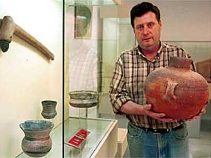 Manuel Salas Barón con una de sus reproducciones en el Museo de Benahadux.
