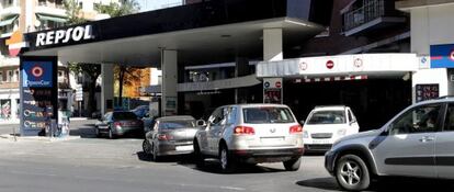 Autom&oacute;viles a la entrada de una gasolinera