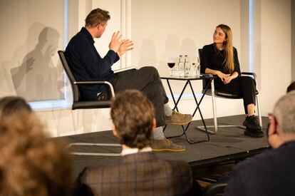 Irene Solà conversa amb Max Porter a la fira del llibre de Londres.