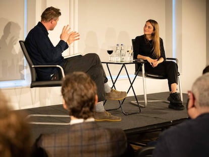 Irene Solà conversa amb Max Porter a la fira del llibre de Londres.