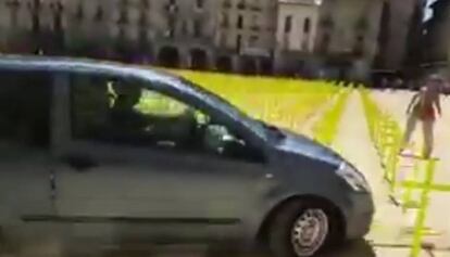 Un coche arrolla las cruces amarillas en la plaza Mayor de Vic.