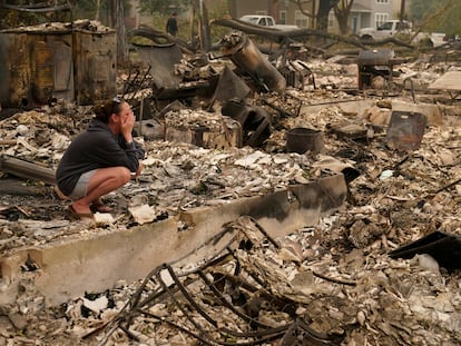 Moradora de Talent, um subúrbio de Medford, no Oregon, diante dos restos carbonizados da sua casa.