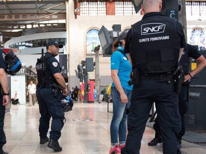 Fuerzas de seguridad patrullan en una estación de Marsella.