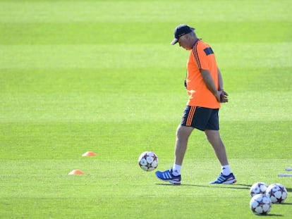 Ancelotti, durante el entrenamiento de ayer. 