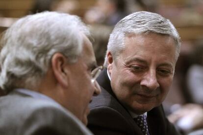 Jose Blanco con Alfonso Guerra en el Congreso.