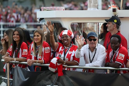 Los padres de los hermanos Williams junto a las novias de los jugadores durante el recorrido que transporta al equipo.