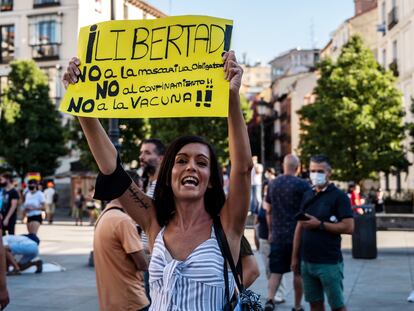 Una mujer protesta por las restricciones para contener la pandemia, en Madrid en septiembre de 2020.