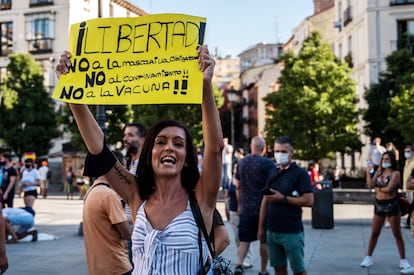 Una mujer protesta por las restricciones para contener la pandemia, en Madrid en septiembre de 2020.