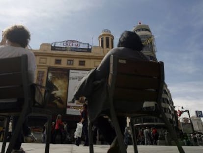 La plaza de Callao de Madrid, una zona de paso poco arbolada y con escasos bancos.