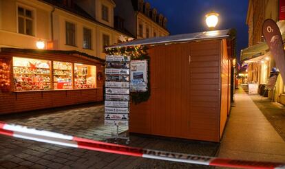 Uno de los puestos del mercadillo navideño evacuado en Potsdam este viernes.