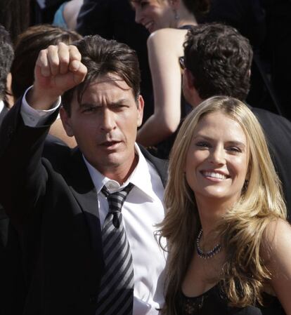 El actor Charlie Sheen con su esposa, Brooke Mueller, a su llegada a los premios Emmy de 2007.