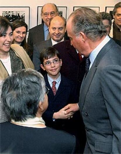 El rey saluda al nieto de Gonzalo Torrente Ballester, junto a varios miembros de la familia, durante la inauguración de la fundación que lleva el nombre del escritor.