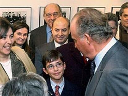 El rey saluda al nieto de Gonzalo Torrente Ballester, junto a varios miembros de la familia, durante la inauguración de la fundación que lleva el nombre del escritor.
