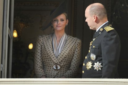 Alberto de Mónaco, en el balcón de su palacio, observa a su novia, Charlene Wittstock.