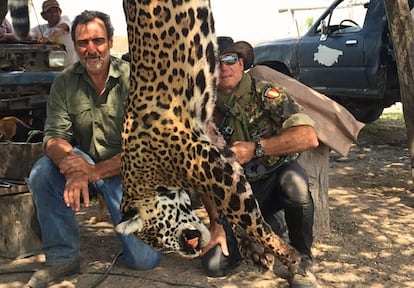 El empresario español Luis Villalba Ruiz (derecha) y Jorge Néstor Noya, propietario de Caza & Safaris, posan junto a un jaguar presuntamente cazado en el área protegida AMNI San Matías, en Bolivia.