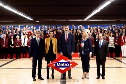 Desde la izquierda, el presidente de la Comunidad de Madrid, Ángel Garrido; la ministra de Industria Reyes Maroto, el Rey y la consejera de Transporte de la Comunidad de Madrid, Rosalía Gonzalo López.