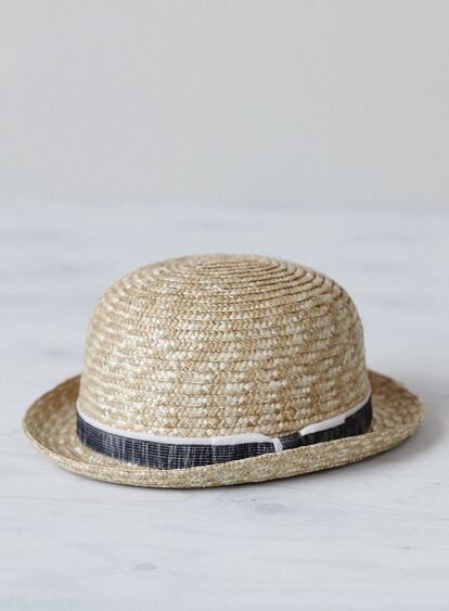 Si ya están pensando en un viaje a Cadaqués es imprescindible un sombrero para protegerse del sol. Este bombín de paja es de Topman (35 euros).