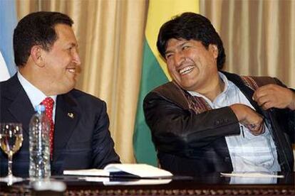 El presidente venezolano, Hugo Chávez (izquierda), y su homólogo boliviano, Evo Morales, el jueves en Puerto Iguazú (Argentina).