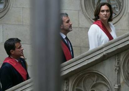 Colau, Collboni i Valls, el dia de la investidura.
