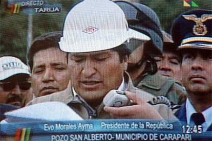 Evo Morales, en una imagen tomada de la televisión, lee el decreto de nacionalización ayer en Tarija.