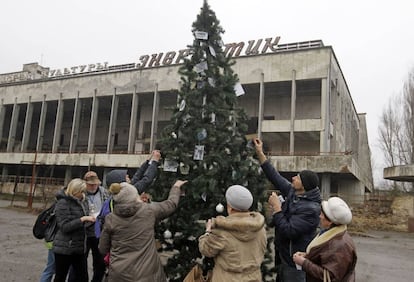 Antiguos vecinos de Prípiat decoran un árbol en su ciudad, abandonada desde 1986.