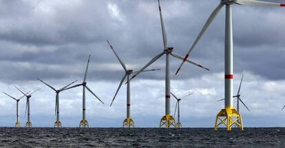 Molinos de energía eólica marina.