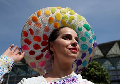 Un sombrero con motas de todos los colores para adornar Ascot. En 2020, a causa de la pandemia, se pidió a los participantes que también se vistieran con la requerida etiqueta para seguir las carreras de forma telemática desde sus hogares.