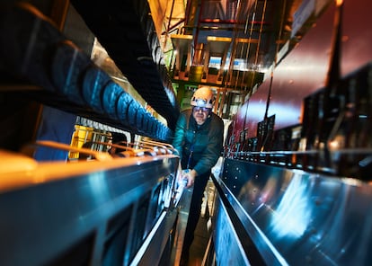 Un operario en el experimento LHCb.