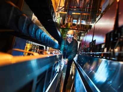 Un operario en el experimento LHCb.