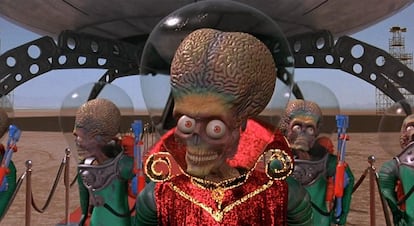 Eternamente amarrado a uma visão romântica das décadas de 50 e 60, nas quais foi menino, Burton idealiza um roteiro baseado no jogo de cartas Mars Attacks!, que tão bons momentos fez o diretor passar em sua infância. Com a desculpa dos marcianos que ilustram as cartas volta todo o seu ódio e ressentimento contra os EUA e essa indústria que tão mal recebeu seu 'Ed Wood' e tão bem a patriotada 'Independence Day: o Ressurgimento', de Roland Emmerich. Entre piadas deixa clara a mesquinhez política de seu país nos personagens do covarde presidente interpretado por Jack Nicholson. Um fabuloso delírio pop e 'kitsch' ao ritmo de Tom Jones.