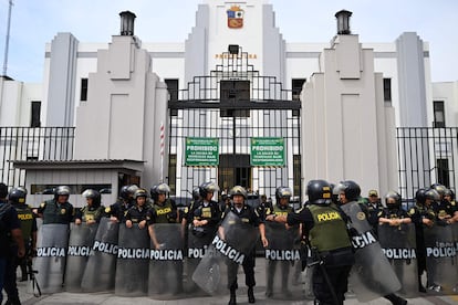 Agentes de policía resguardan la sede de la prefectura donde permanece detenido Pedro Castillo.